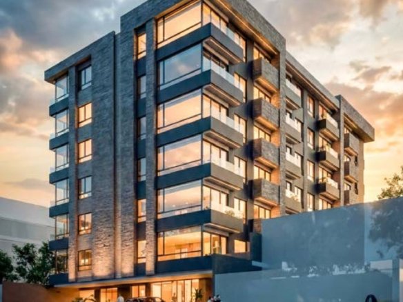Fachada del edificio Riviere en Av. Ordóñez Lasso, Cuenca, al atardecer
