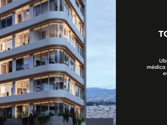 Fachada iluminada del edificio Torre del Río en Cuenca