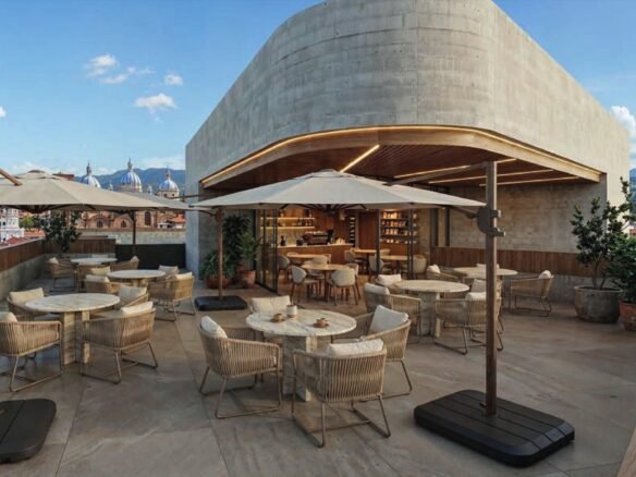 Terraza de Torre del Río con vista a las cúpulas de la Catedral de Cuenca